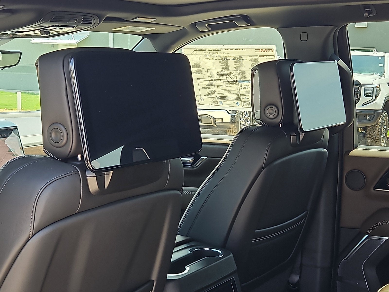 2026 GMC Yukon Denali Ultimate - Photo 10