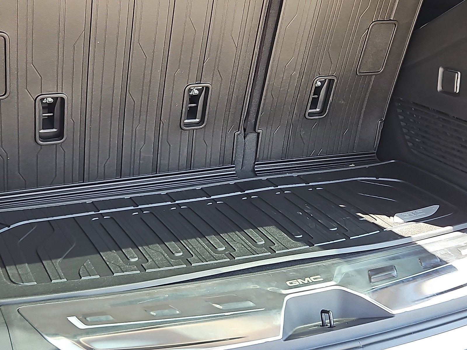 2026 GMC Yukon Denali Ultimate - Photo 9