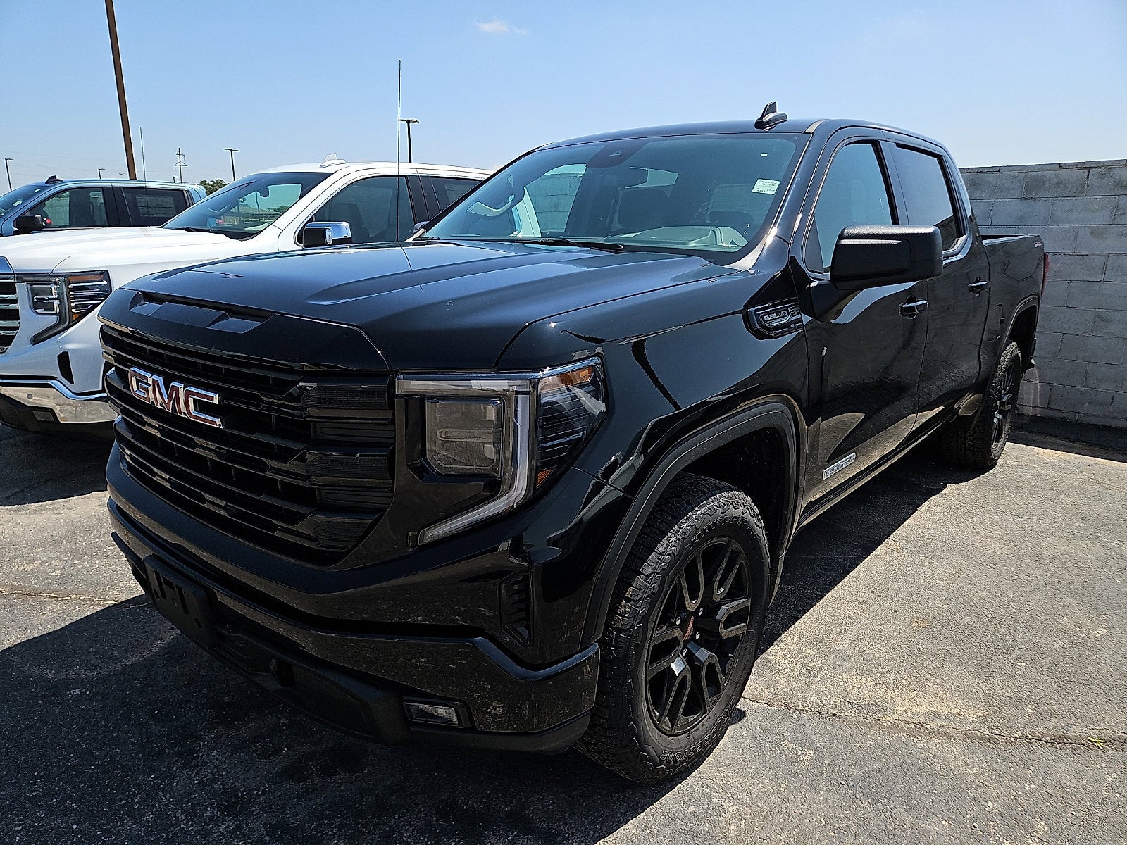 2026 GMC Sierra 4WD Crew Cab Short Box Elevation's photo